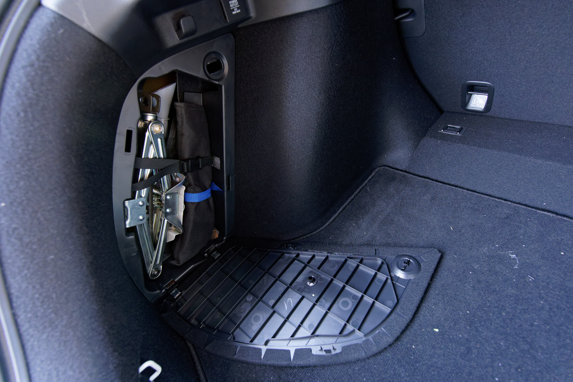 シビックハッチバックの車載工具はラゲッジルームの左側に