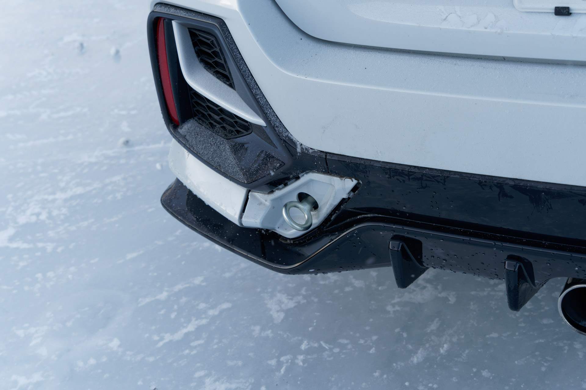 後部左側のバンパーを外し、牽引フックを取り付ける