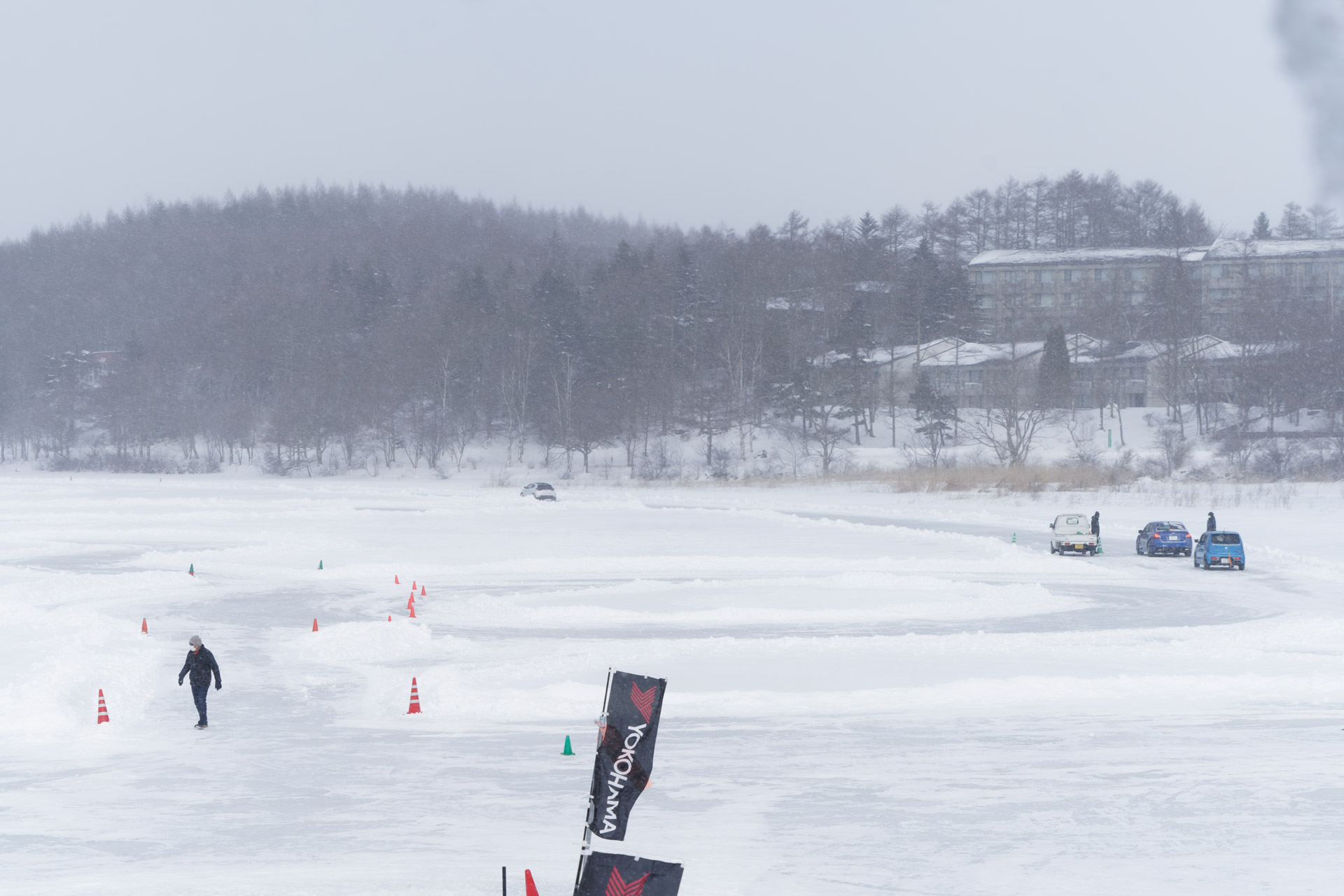 「ハンドリングエリア」は写真右側の車列があるところからスタート。左奥に向かい、その後は折り返して蛇行するようなコースが続き、手前の赤パイロンが縦に並んでいるあたりがゴールとなる