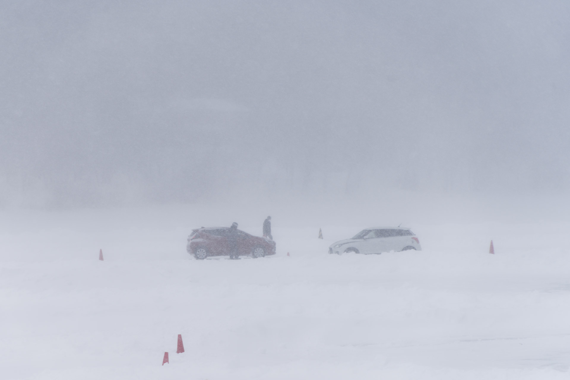 オーバルコースを2台同時に周回して勝ち抜いていく「カーチェイス」