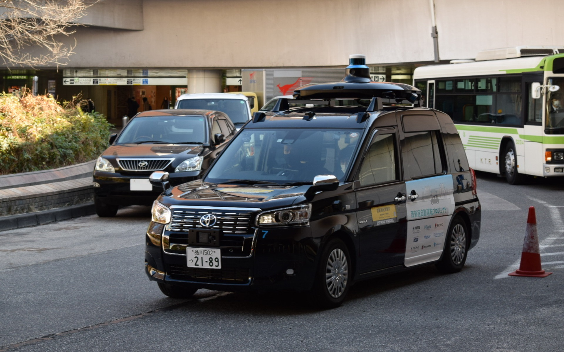 自動運転車両がスムーズに発進できる環境を5G通信を活用して整えている