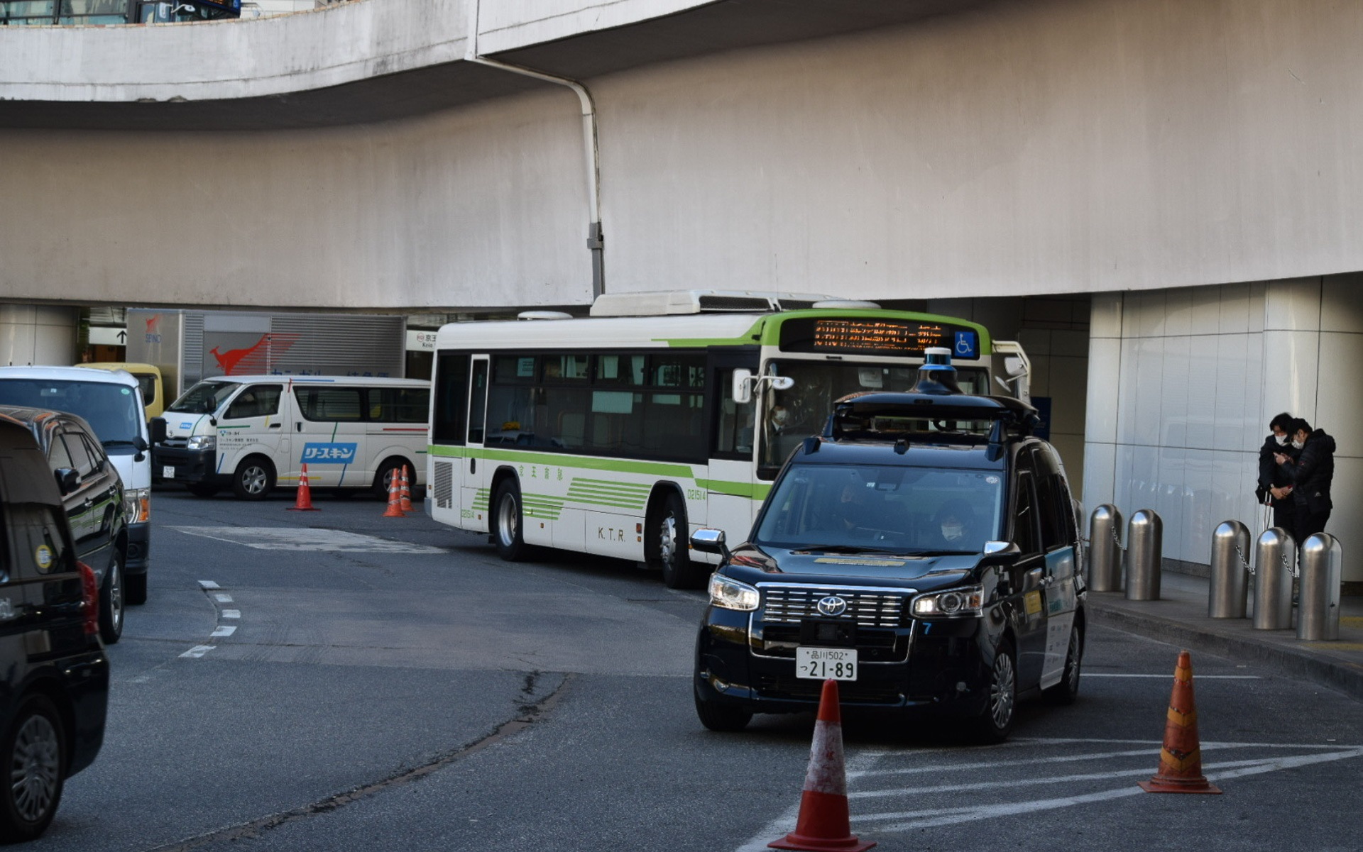 自動運転車両がスムーズに発進できる環境を5G通信を活用して整えている
