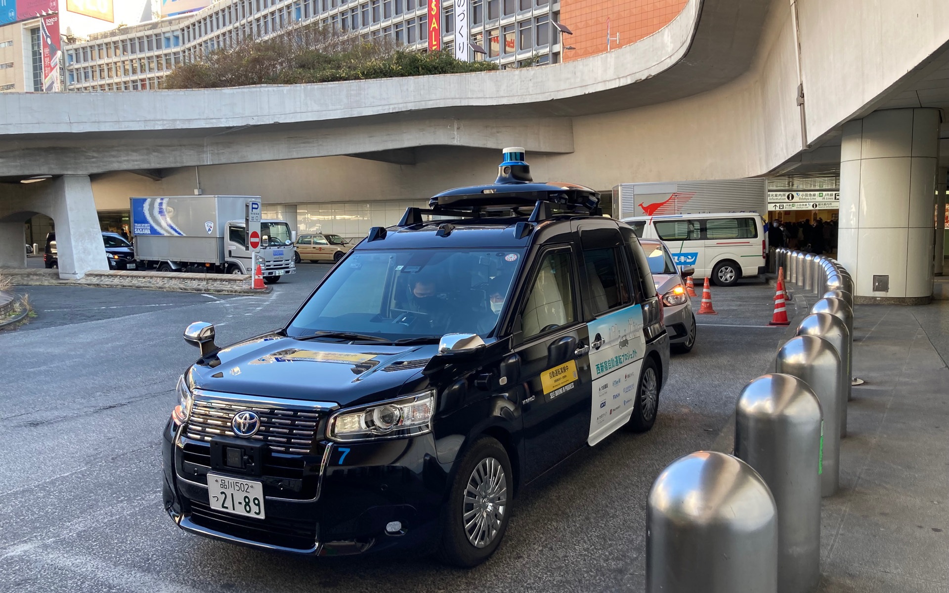 自動運転車両がスムーズに発進できる環境を5G通信を活用して整えている