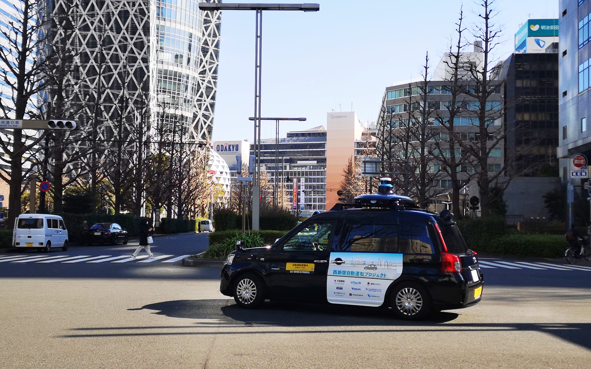 西新宿エリアで行なわれている実証実験の様子。自動運転で交差点を右折している