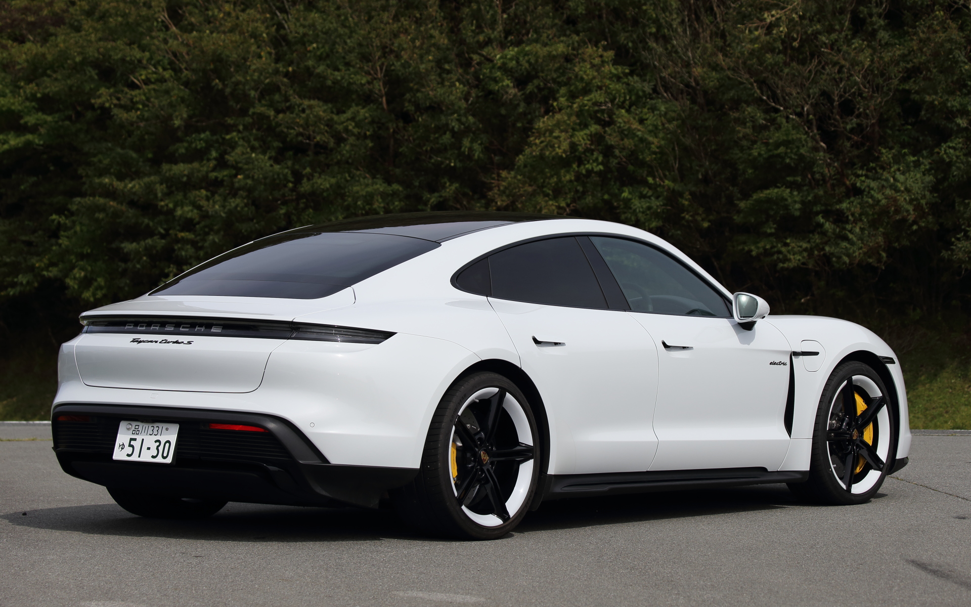 今回試乗したのは「タイカン」の最上級グレード「ターボS」（2468万円）で、ボディサイズは4965×1965×1380mm（全長×全幅×全高）、ホイールベースは2900mm。車検証によると撮影車の車両重量は2380kg（前軸重1170kg、後軸重1210kg）。なお、2021年のグローバル販売台数はマカンが8万8362台、カイエンが8万3071台、タイカンが4万1296台で、タイカンは3万8464台を販売した911を超える形となった