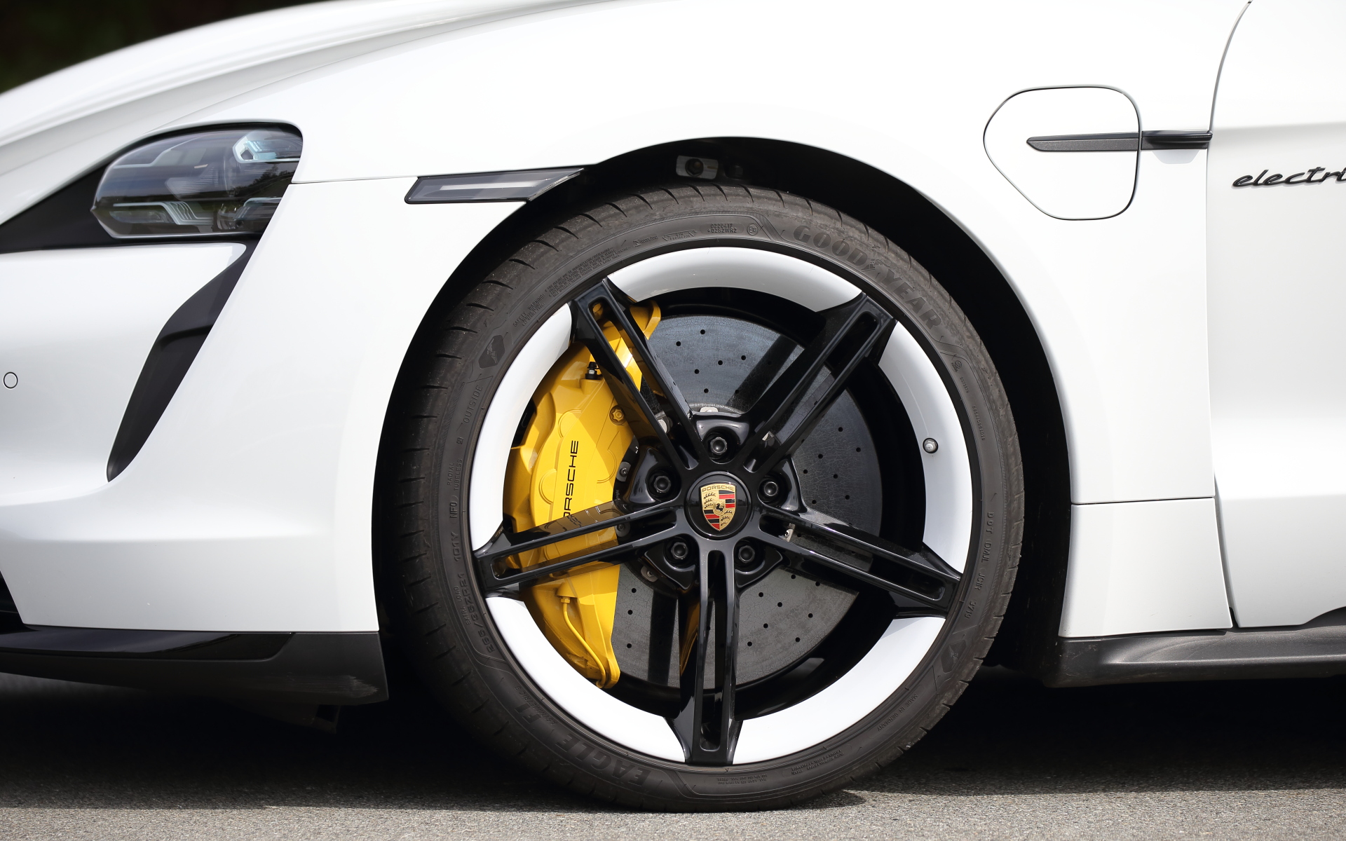 タイカンはひと目でポルシェと分かるデザインを採用し、足下は21インチ ミッションEデザイン ホイールにグッドイヤー「イーグルF1」（フロント：265/35ZR21、リア：305/30ZR21）をセット。ターボSの最高出力は460kW（625PS）で、ローンチコントロール時に最大で560kW（761PS）まで引き上げられる。最大トルク（ローンチコントロール時）は1050Nmで、0-100km/h加速は2.8秒