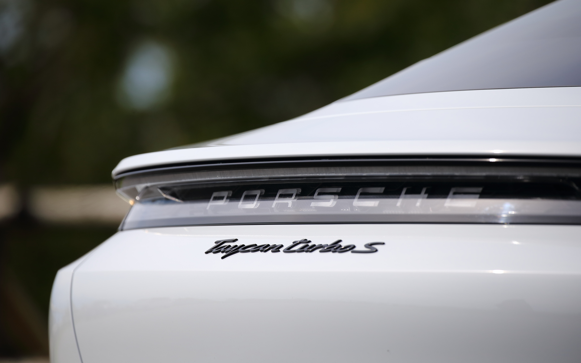 タイカンはひと目でポルシェと分かるデザインを採用し、足下は21インチ ミッションEデザイン ホイールにグッドイヤー「イーグルF1」（フロント：265/35ZR21、リア：305/30ZR21）をセット。ターボSの最高出力は460kW（625PS）で、ローンチコントロール時に最大で560kW（761PS）まで引き上げられる。最大トルク（ローンチコントロール時）は1050Nmで、0-100km/h加速は2.8秒