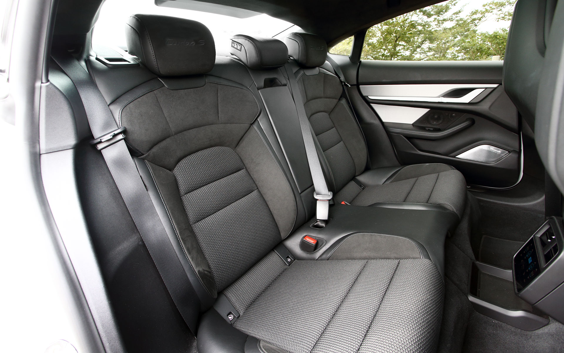 インテリアでは、ドライバーの前方に3つの丸型メーターが組み込まれた湾曲した16.8インチディスプレイを装備するほか、ポルシェ コミュニケーションマネジメント(PCM)用の10.9インチセンターディスプレイ、さらに助手席用の10.9インチフロントパッセンジャーディスプレイを備えるなど、先進的なデザインが与えられる。なお、ポルシェジャパンはABBと共同で開発した「ポルシェ ターボチャージングステーション」を順次展開しており、国内でもっともパワフルな150kWの出力により、約30分で80%(走行距離300km分)まで充電することができる