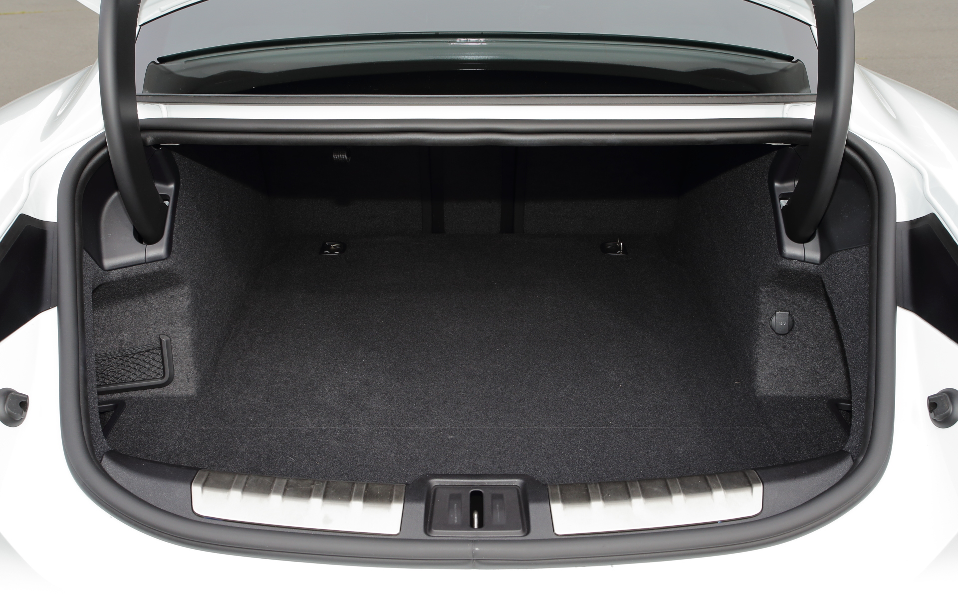 フロントのラゲッジコンパートメント容量は81L、トランク容量は366L