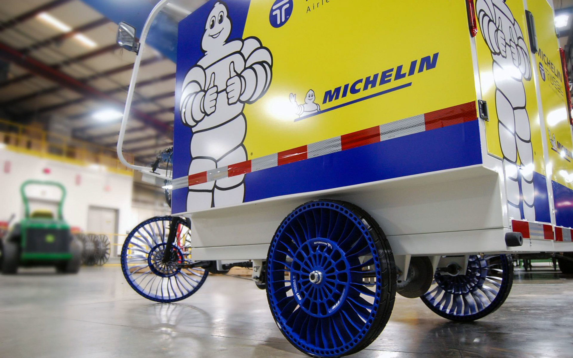 E-カーゴ・トライク用エアレスラジアルタイヤ「MICHELIN X TWEEL（ミシュラン エックス トゥイール）」のプロトタイプ
