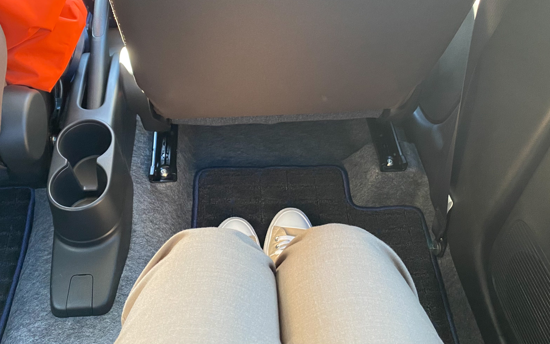 運転席を私のいつものポジションに合わせておいて、後席に座ってみるとこの広大な足下空間にビックリ。こんなにゆったりしていたら、ロングドライブも快適そうですね