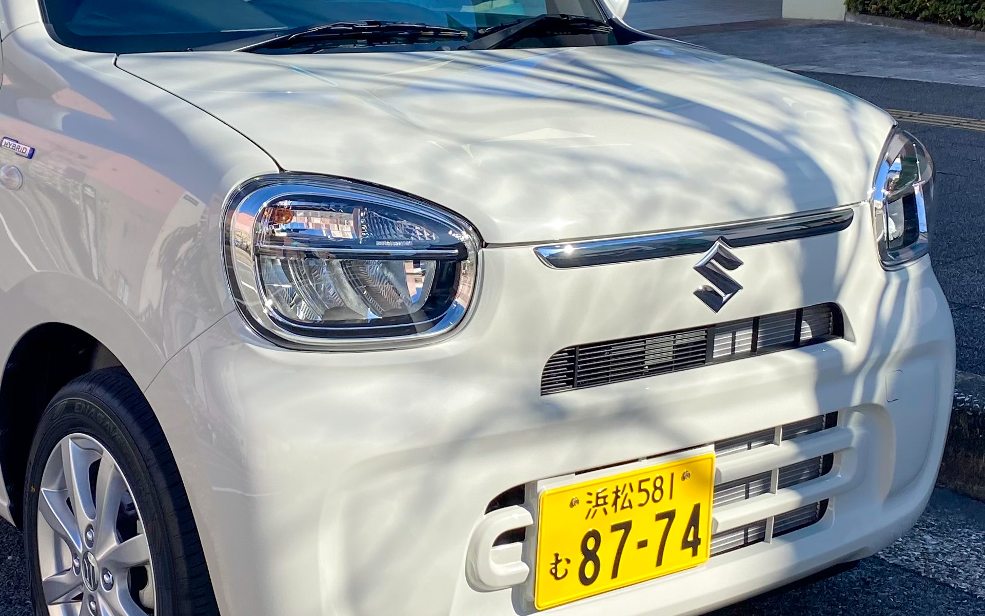 新型アルトのデザインは、ちょっとクールなフェイスに大変身した先代のイメージを継承しつつも、ちょっとだけ丸みを帯びてフレンドリーに、愛着が湧きそうな印象となりました。ツートーンも含め、カラフルなボディカラーがそろっています