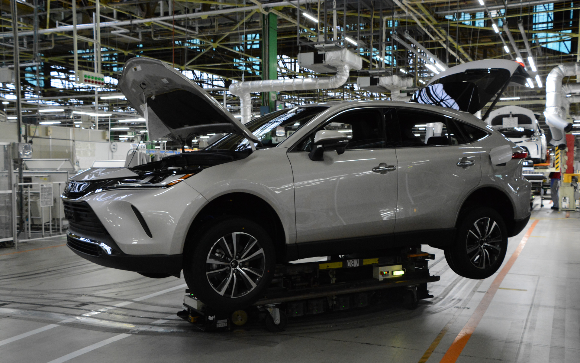 参考写真：ハリアーを生産する高岡工場