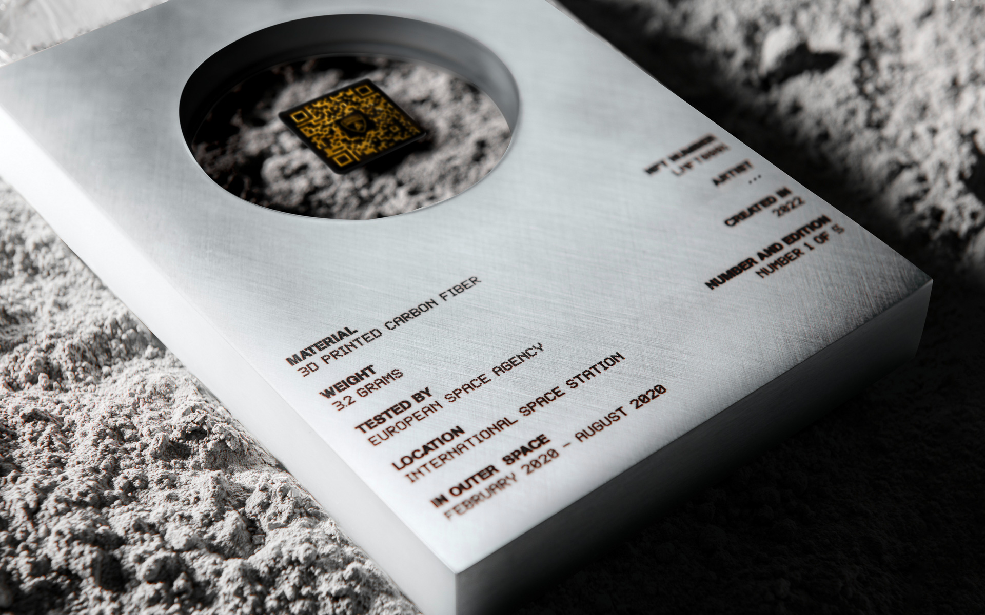 カーボンファイバーチップの裏面にはQRコードがプリントされているほか、材質、重量、カーボンファイバーが宇宙空間に存在していた期間や製作年、5個のうちの1つである証なども刻まれている