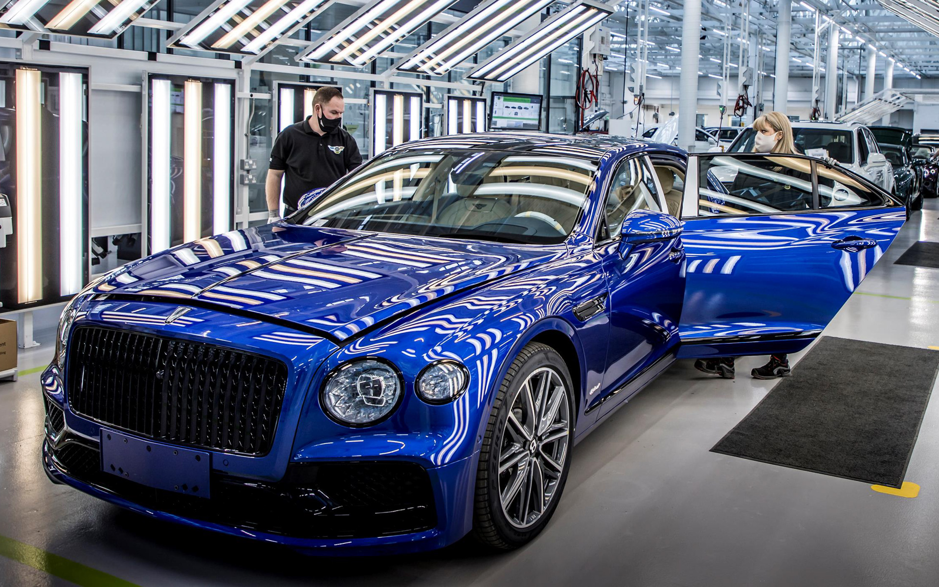 写真はベントレーのクルー工場