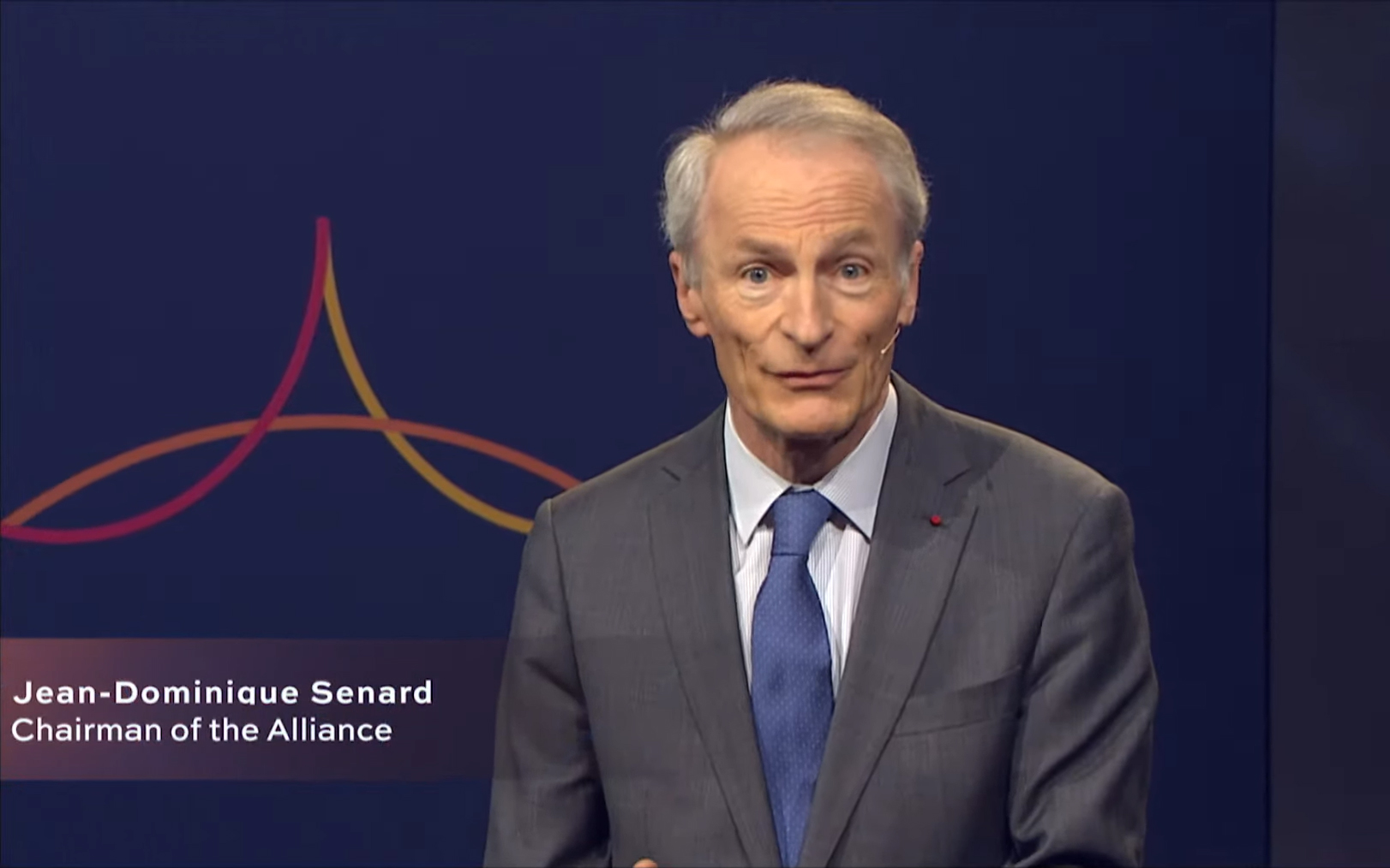 記者発表でプレゼンテーションを行なうジャン・ドミニク・スナール氏