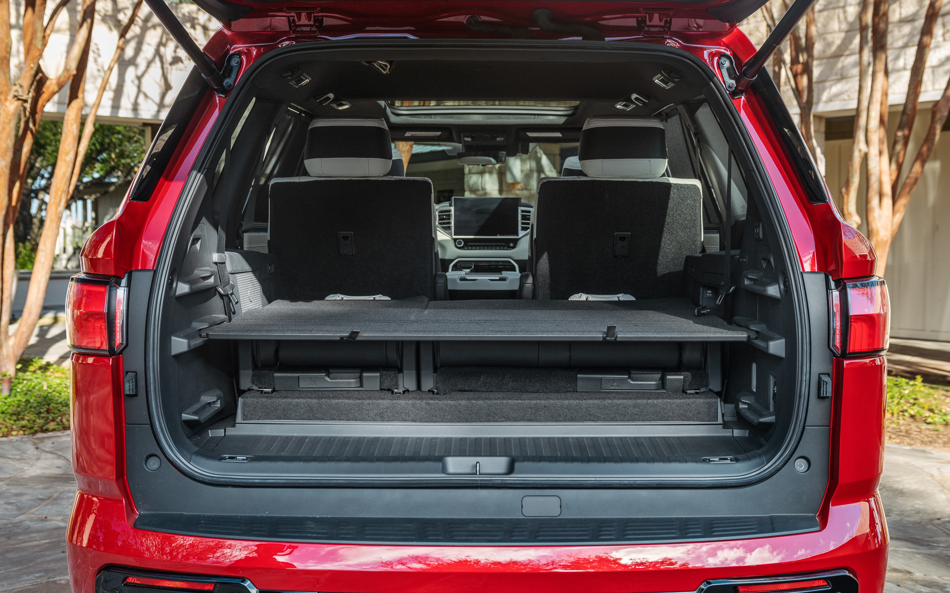 ラゲッジスペースには、状況に応じて収納版の高さを変更できる「アジャスタブルカーゴシェルフシステム」を新採用