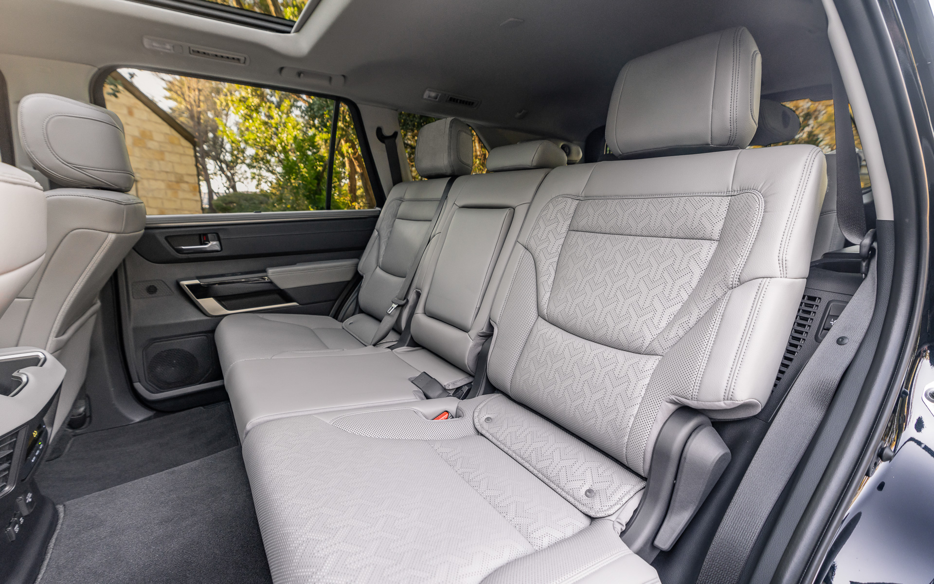 2列目はグレードによりベンチシートまたはキャプテンシートとなる