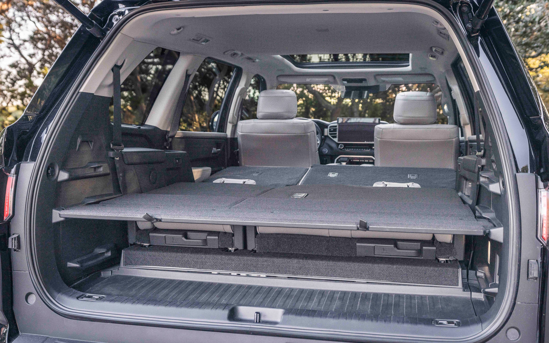 ラゲッジスペースには、状況に応じて収納版の高さを変更できる「アジャスタブルカーゴシェルフシステム」を新採用