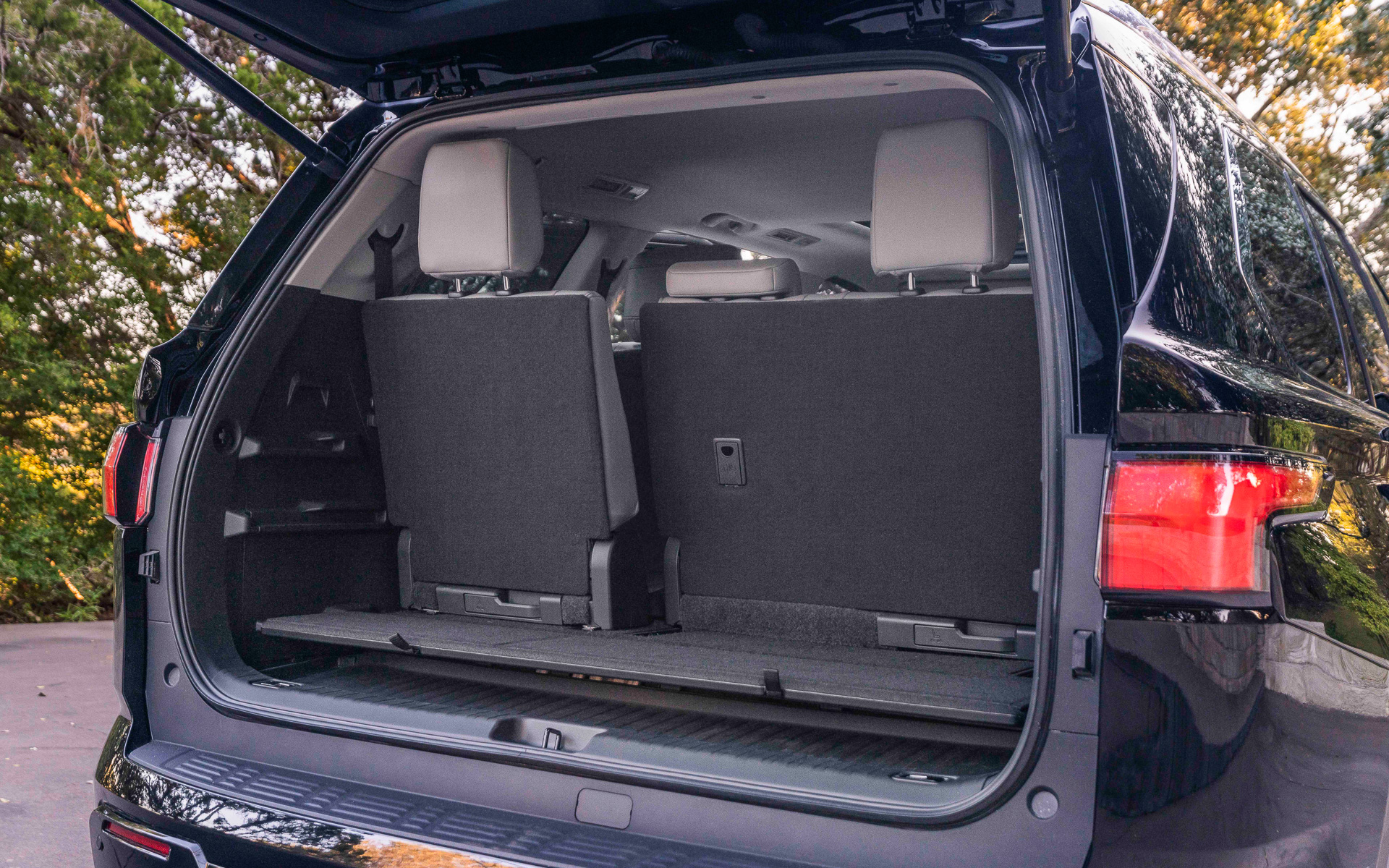 ラゲッジスペースには、状況に応じて収納版の高さを変更できる「アジャスタブルカーゴシェルフシステム」を新採用