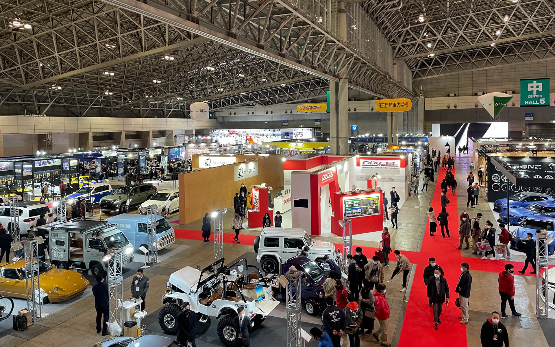 東京オートサロン開催中の中ホール。奥には大手メーカーが陣取っています