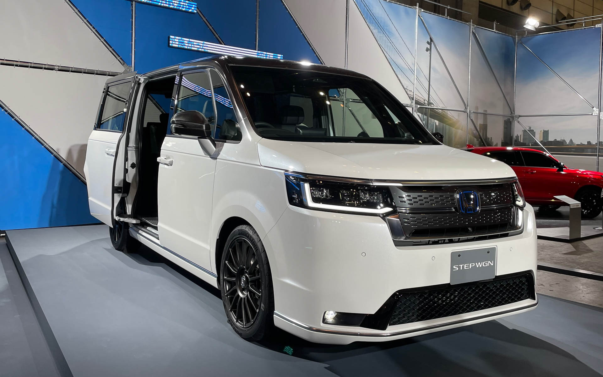 ステップワゴン。シンプルな面にファンが付きそう。いつもミニバンはレイアウトで楽しませてくれます