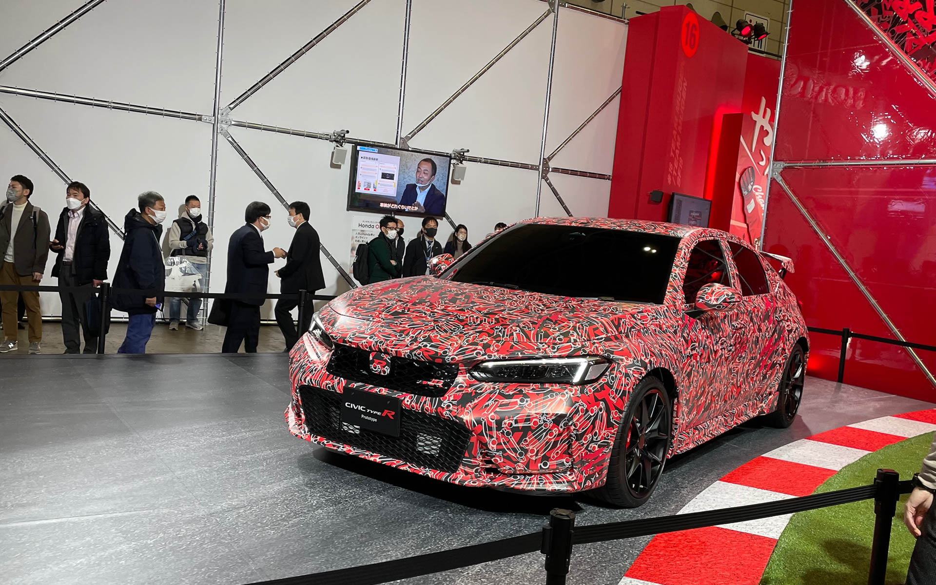 シビック タイプR。カモフラージュしていても精悍さが伝わってきます。一体どんな走りを見せてくれるのだろう