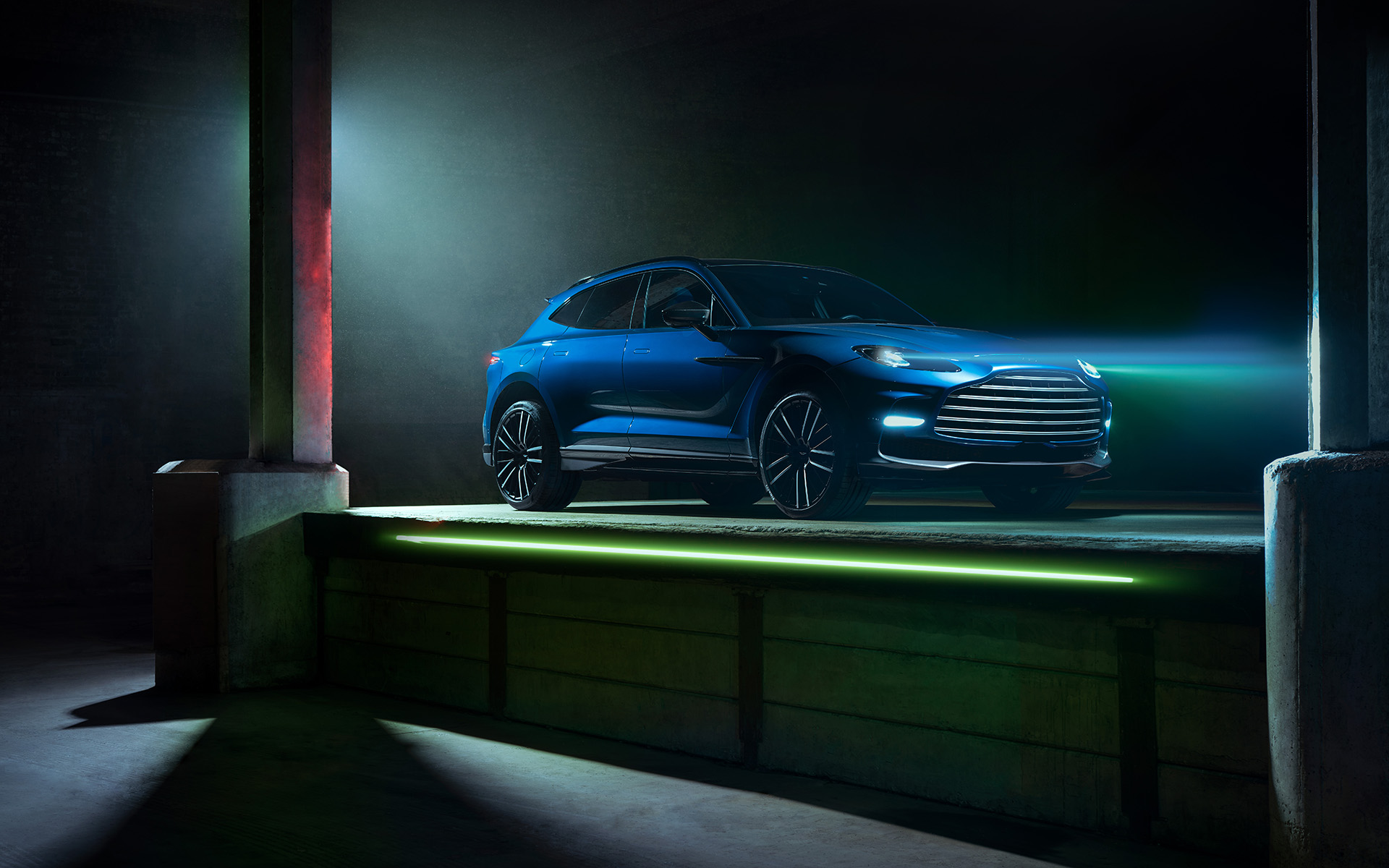 新型SUV「DBX707」を公開