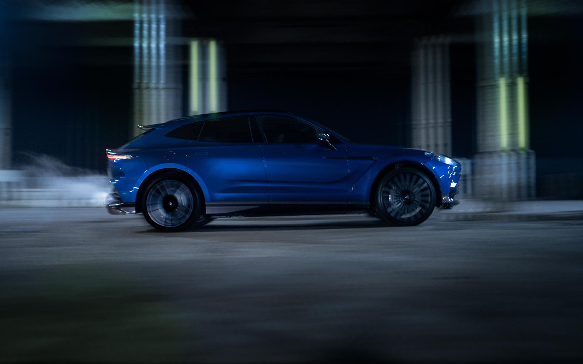 DBX707では「DBX」のスポーツキャラクターをさらに発展進化。ボディサイズは5039×2050×1680mm（全長×全幅［ミラー格納時］×全高）、ホイールベースは3060mm