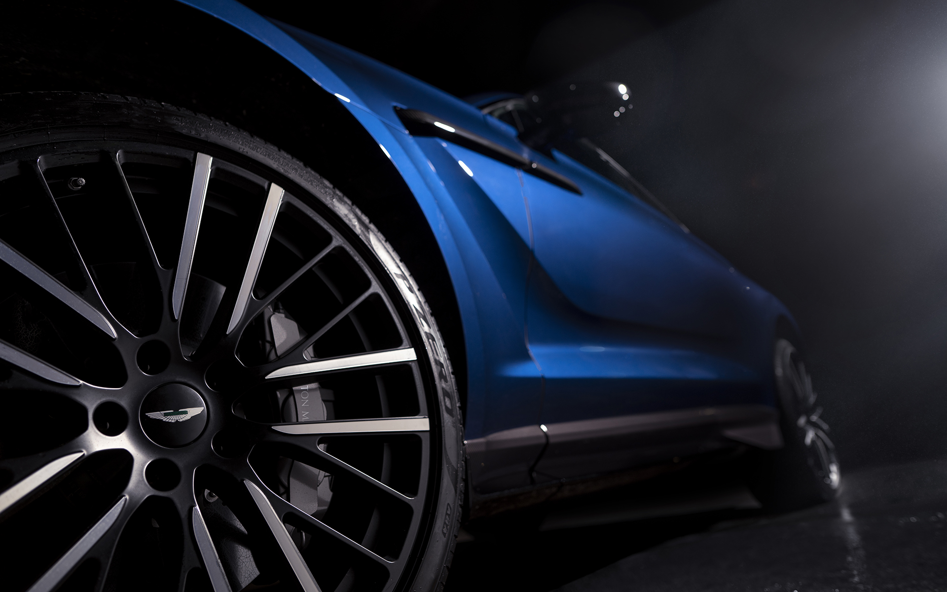 DBX707では22インチホイールとタイヤを標準装備