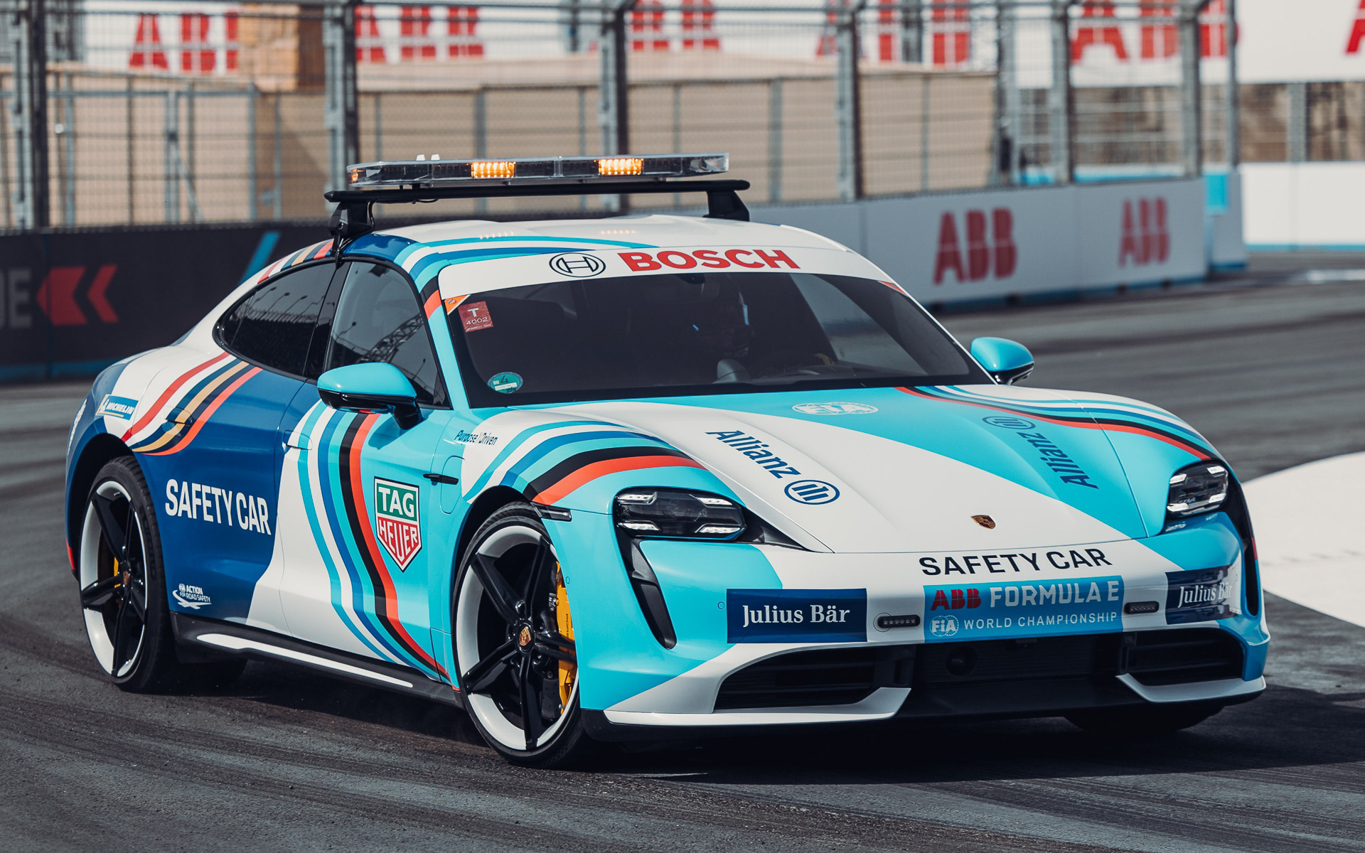 フォーミュラEのセーフティカー仕様の「タイカン ターボS」を披露した