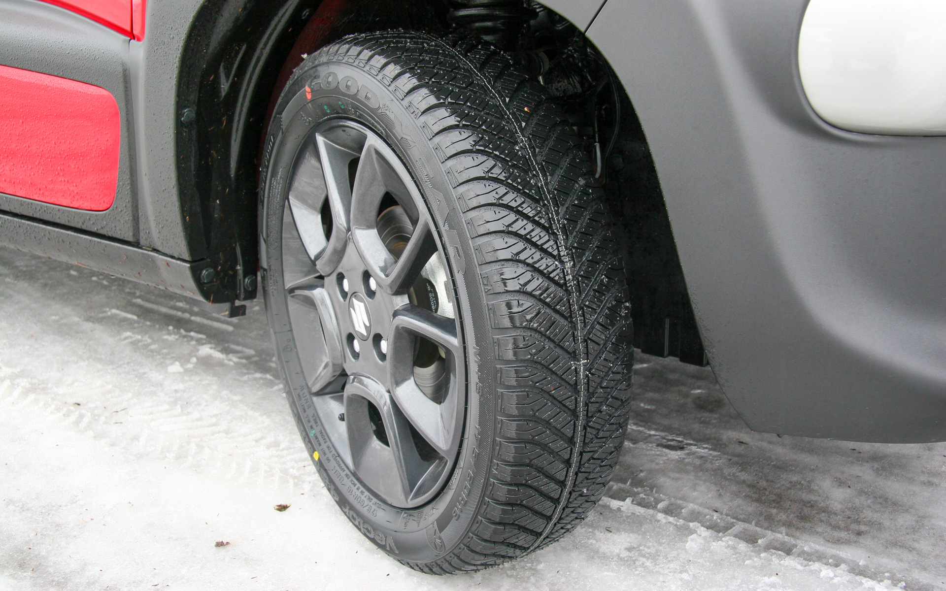 予測不能な天候（突然の積雪）に対応できること、1年間をつうじてタイヤ1セットで走行できることなどオールシーズンタイヤのメリットは大きいが、凍結路面などを走ることが多い場合はスタッドレスタイヤを選択したい