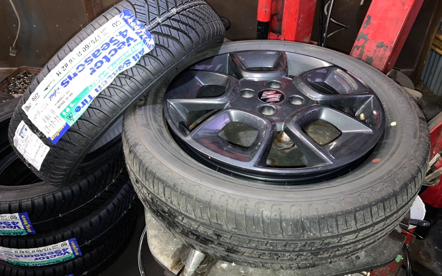 クロスビーで履くことができるオールシーズンタイヤを探したところ、グッドイヤーの「Vector 4Seasons Hybrid」で設定があったのでチョイス