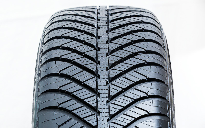 Vector 4 Seasons Hybridには一般的に浅雪用を示す「M＋S」（マッド＆スノー）が刻印される一方で、欧米では「M＋S」以上に冬道性能が高いスノータイヤと認められている「スノーフレークマーク」、さらに日本で冬用タイヤであることを示す「スノーマーク」が入るなど、高速道路等におけるチェーン規制下でも走行可能なのが特徴