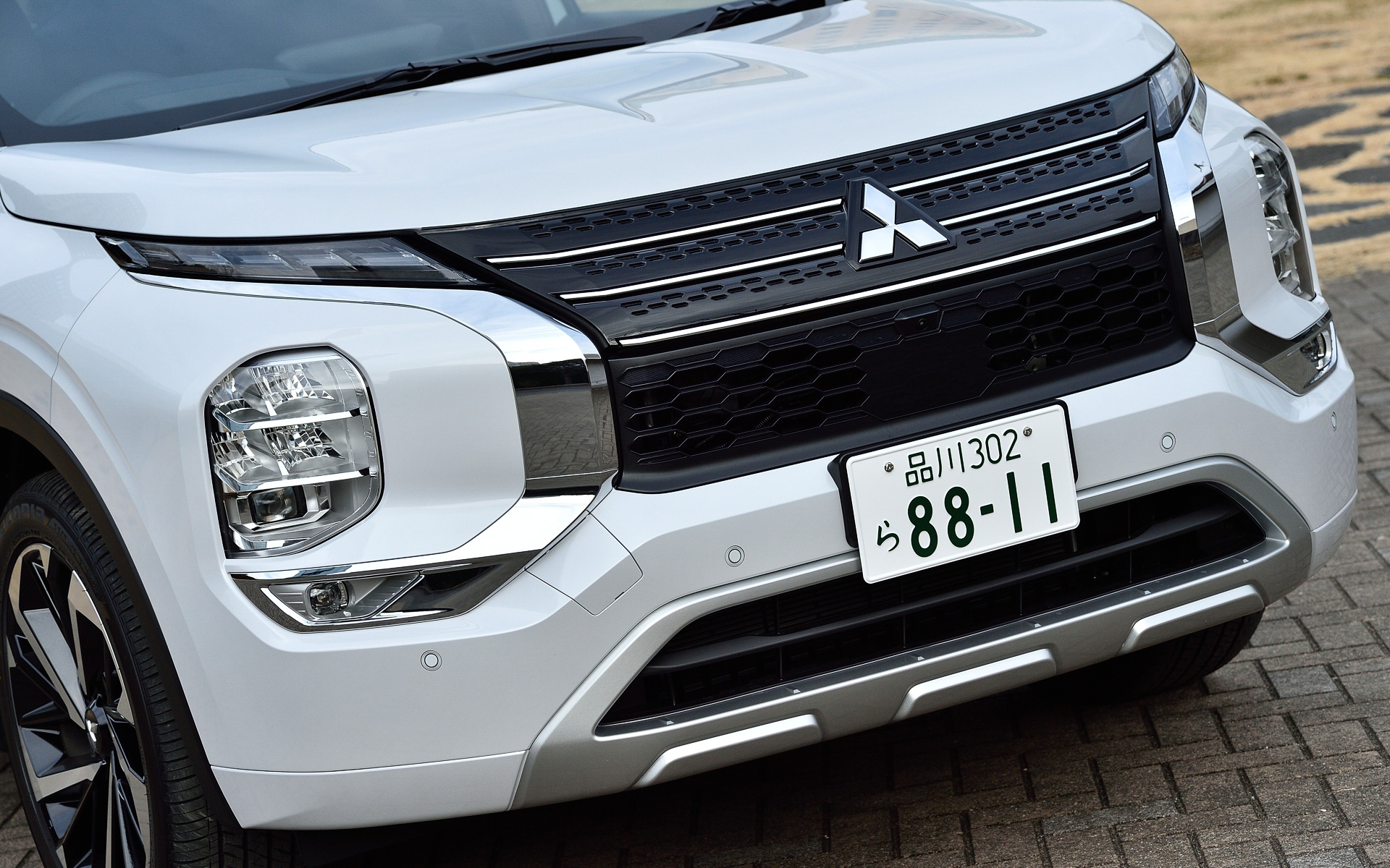 エクステリアでは存在感のあるフロントデザインをはじめ、20インチの大径ホイール（タイヤはブリヂストン「ECOPIA H/L422 Plus」でサイズは255/45R20）、筋肉質なフェンダーフレアを採用。また、リアまわりでは背面式スペアタイヤをモチーフとした「HEXAGUARD HORIZON（ヘキサガード・ホライズン）」を採用し、六角形の形状をもつテールゲートと水平基調でボディの左右両端まで広がるテールランプなどにより、ワイドで安定感のあるスタイリングを実現した