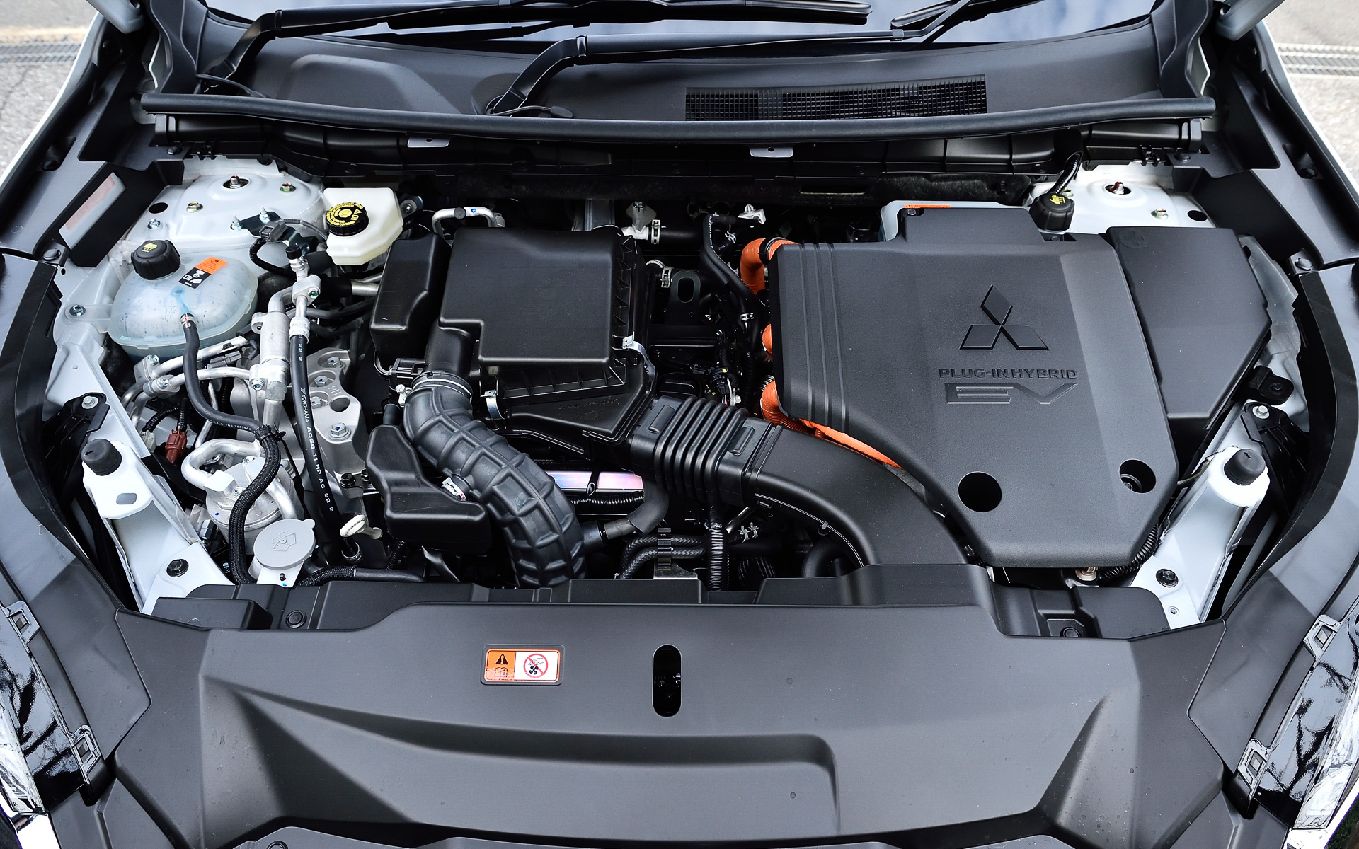 モーター出力はフロントモーターではジェネレーターとともにマグネット配置や巻線を最適化し、冷却効率の高い油冷システムなど最新技術を導入。先代から最高出力は60kWから85kW、最大トルクは137Nmから255Nmへと向上させるとともに、リアモーターはステーター側のコイルを角型断面とすることで巻密度を高め、最高出力を70kWから100kWに向上（最大トルクは先代車と同じ195Nm）させている。エンジンは直列4気筒DOHC 2.4リッター「4B12 MIVEC」