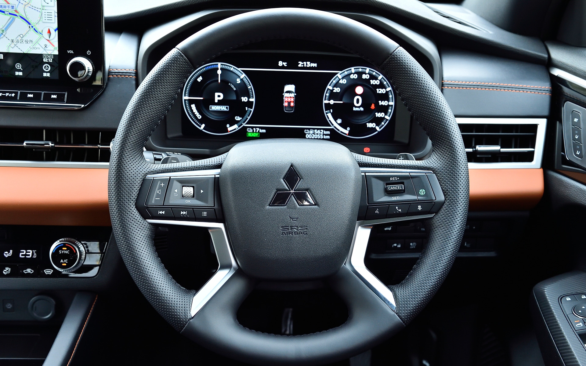 インテリアでは、走行時の車体姿勢の変化をつかみやすい水平基調で力強い造形のインストルメントパネル「HORIZONTAL AXIS（ホリゾンタル・アクシス）」を進化させて採用し、芯が通った力強さと開放感を表現。フロアコンソールは幅広で存在感があり、高級感のあるデザインを採用。モニターやメーターは視認性に、セレクター、ダイヤル、スイッチ類は操作時の節度感にこだわった「MITSUBISHI TOUCH（三菱タッチ）」との考え方に基づいてデザインし、視覚だけでなく触覚にも訴える上質さを実現している