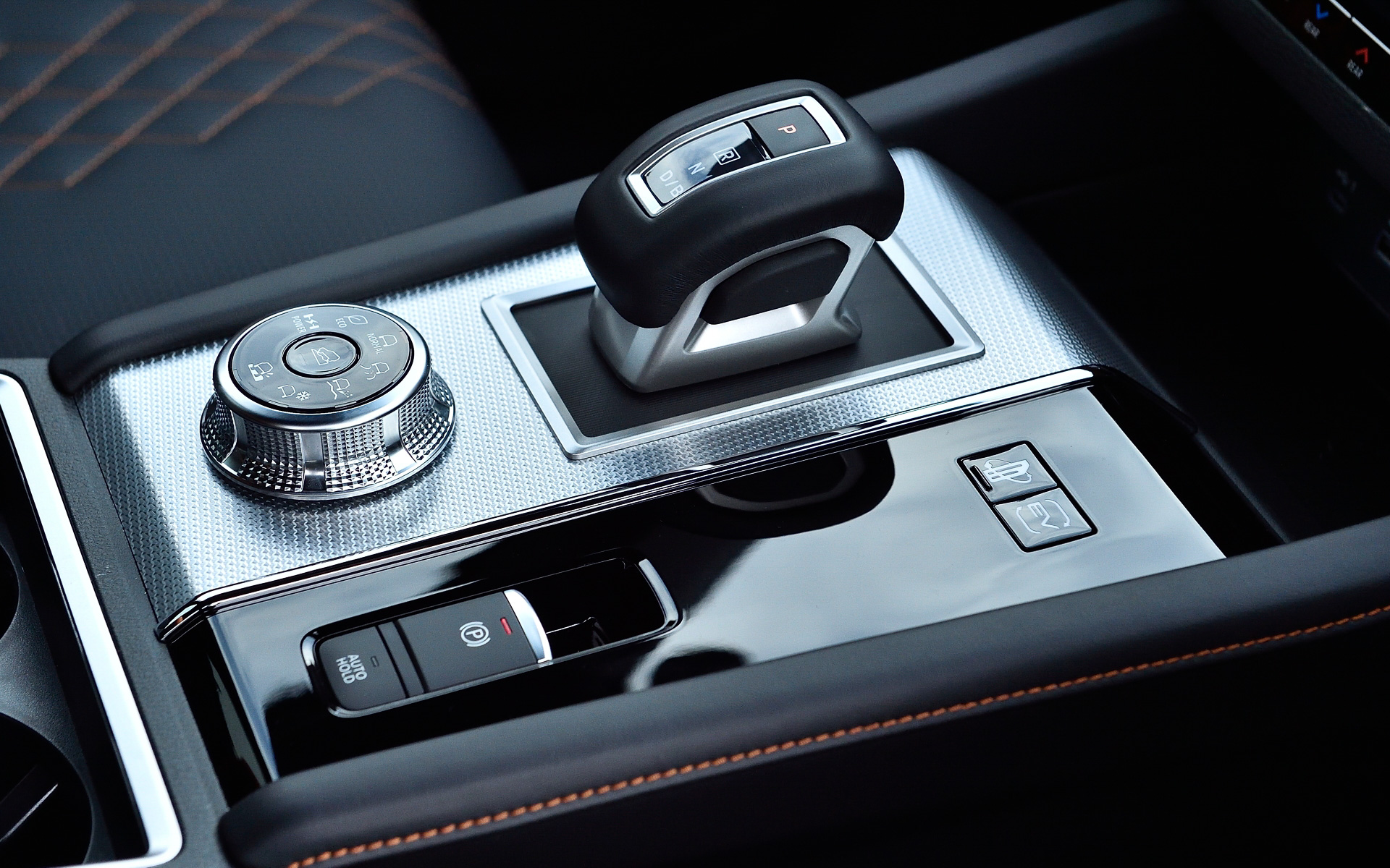 インテリアでは、走行時の車体姿勢の変化をつかみやすい水平基調で力強い造形のインストルメントパネル「HORIZONTAL AXIS（ホリゾンタル・アクシス）」を進化させて採用し、芯が通った力強さと開放感を表現。フロアコンソールは幅広で存在感があり、高級感のあるデザインを採用。モニターやメーターは視認性に、セレクター、ダイヤル、スイッチ類は操作時の節度感にこだわった「MITSUBISHI TOUCH（三菱タッチ）」との考え方に基づいてデザインし、視覚だけでなく触覚にも訴える上質さを実現している