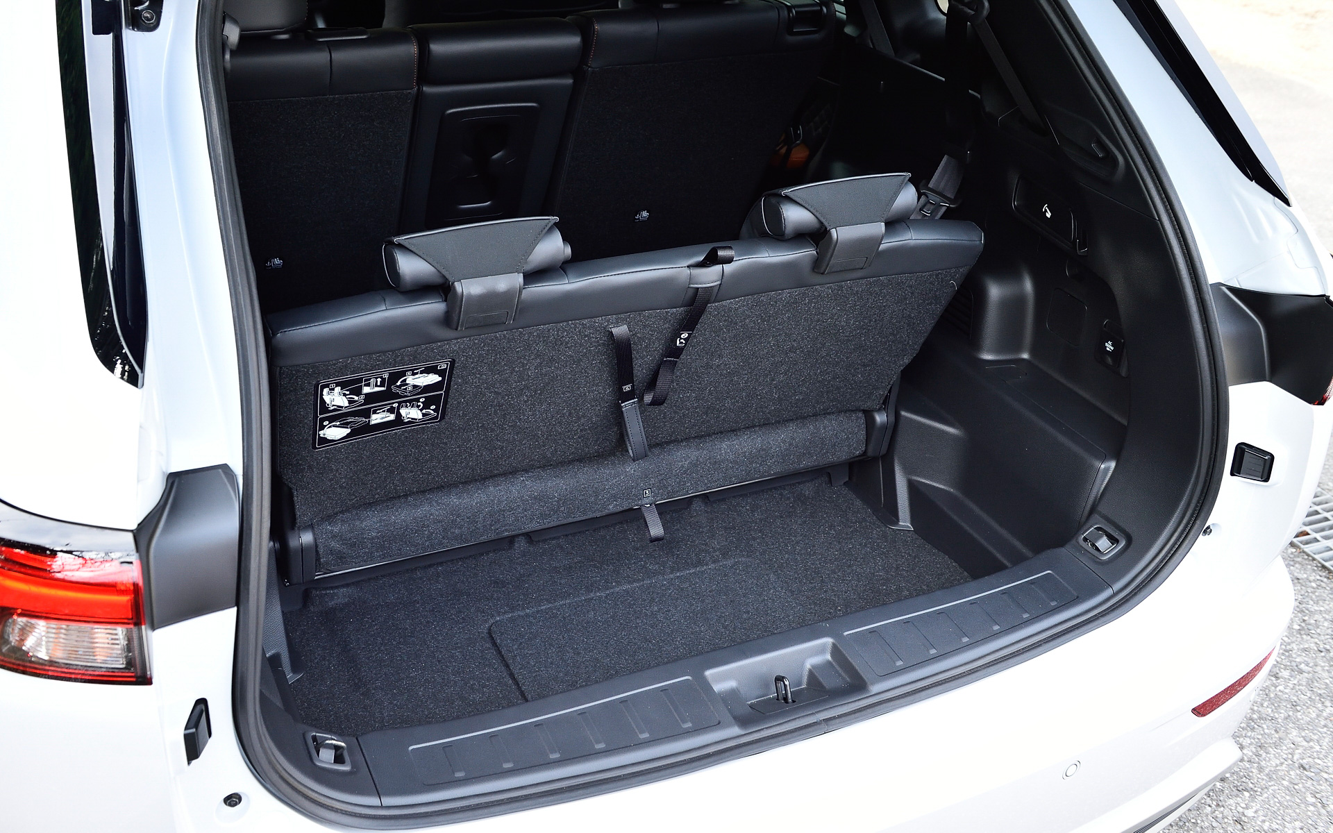 ラゲッジルームでは開口部床面の幅を広げるとともに段差をなくしたことで、大きく重い荷物もスムーズに出し入れ可能とした。大型スーツケースなら3個、9.5インチのゴルフバッグなら4個をトノカバーの下に積むことが可能。トータルのラゲッジ容量は3列目使用時は258～284L、3列目収納時は634～646L、2・3列目収納時は1373～1390L