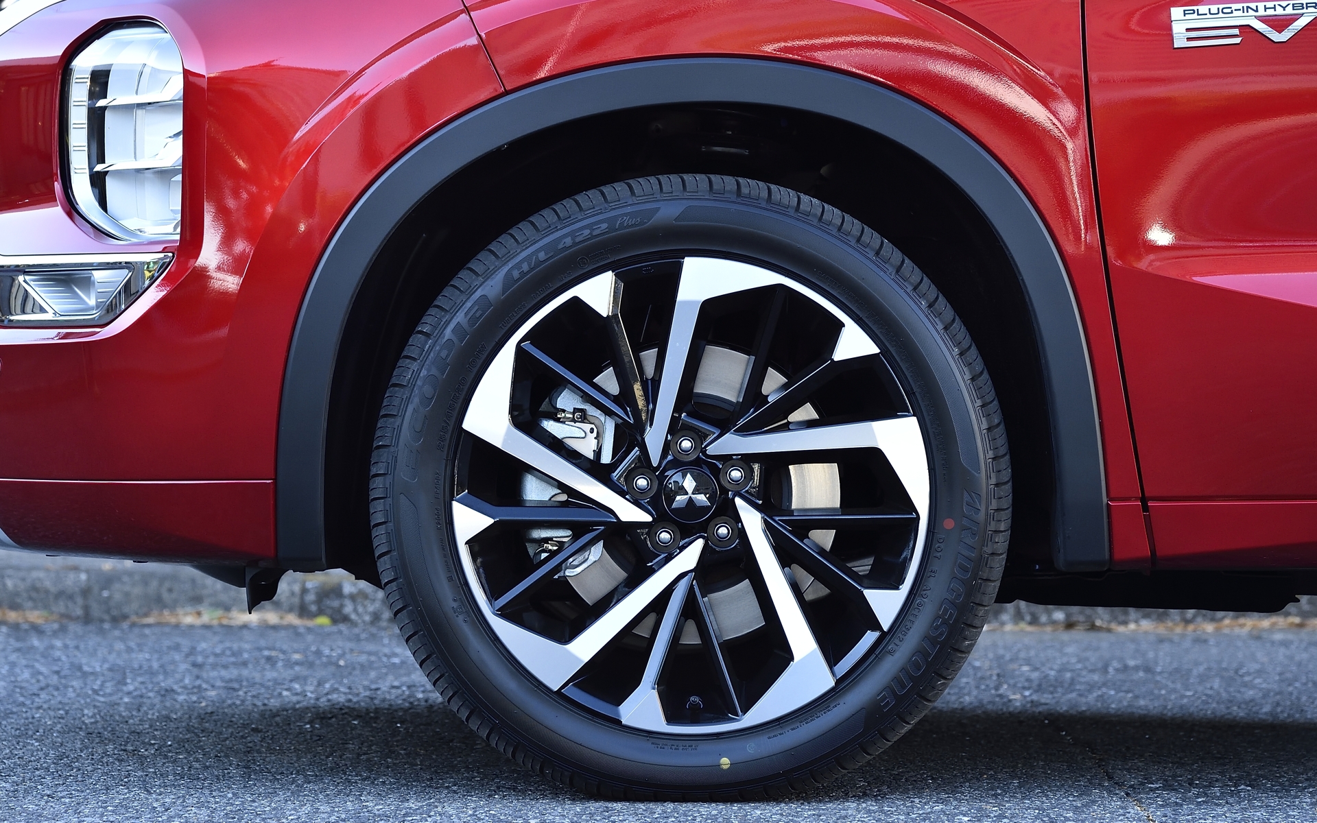 エクステリアでは存在感のあるフロントデザインをはじめ、飛行機の垂直尾翼をモチーフとしたDピラー、六角形の形状をもつテールゲートなどが特徴。足下は20インチの大径ホイールにブリヂストン「ECOPIA H/L422 Plus」（255/45R20）をセット