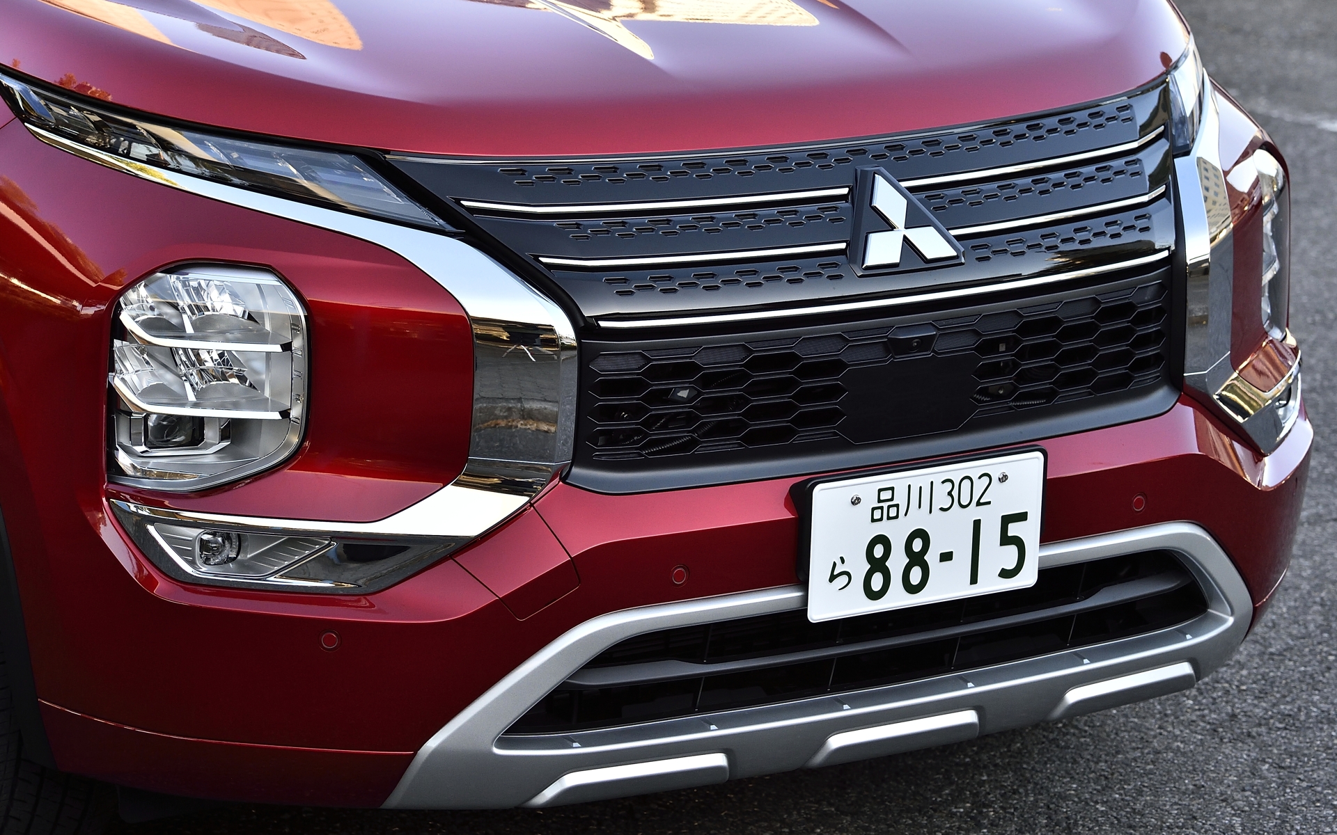 エクステリアでは存在感のあるフロントデザインをはじめ、飛行機の垂直尾翼をモチーフとしたDピラー、六角形の形状をもつテールゲートなどが特徴。足下は20インチの大径ホイールにブリヂストン「ECOPIA H/L422 Plus」（255/45R20）をセット