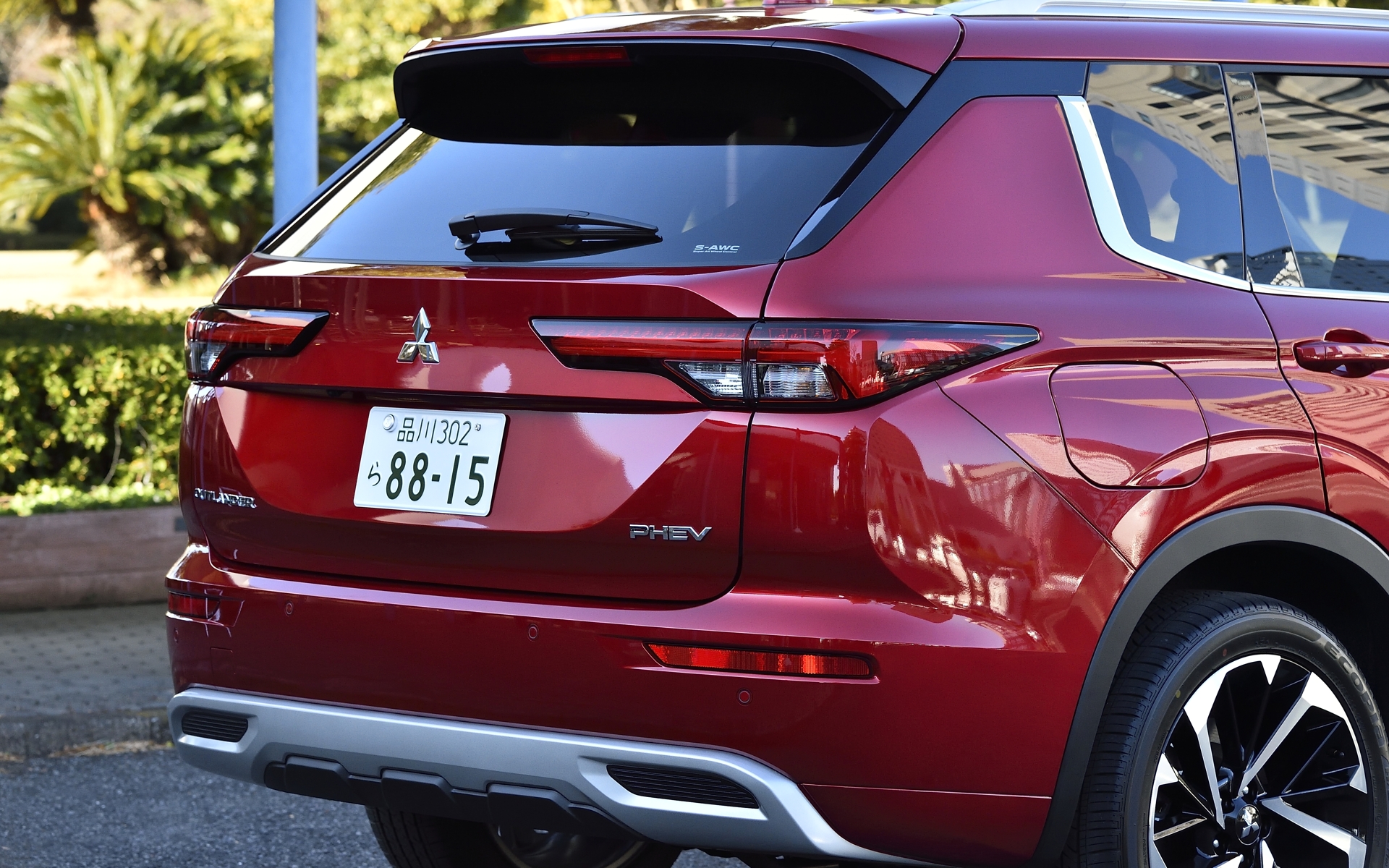 エクステリアでは存在感のあるフロントデザインをはじめ、飛行機の垂直尾翼をモチーフとしたDピラー、六角形の形状をもつテールゲートなどが特徴。足下は20インチの大径ホイールにブリヂストン「ECOPIA H/L422 Plus」（255/45R20）をセット