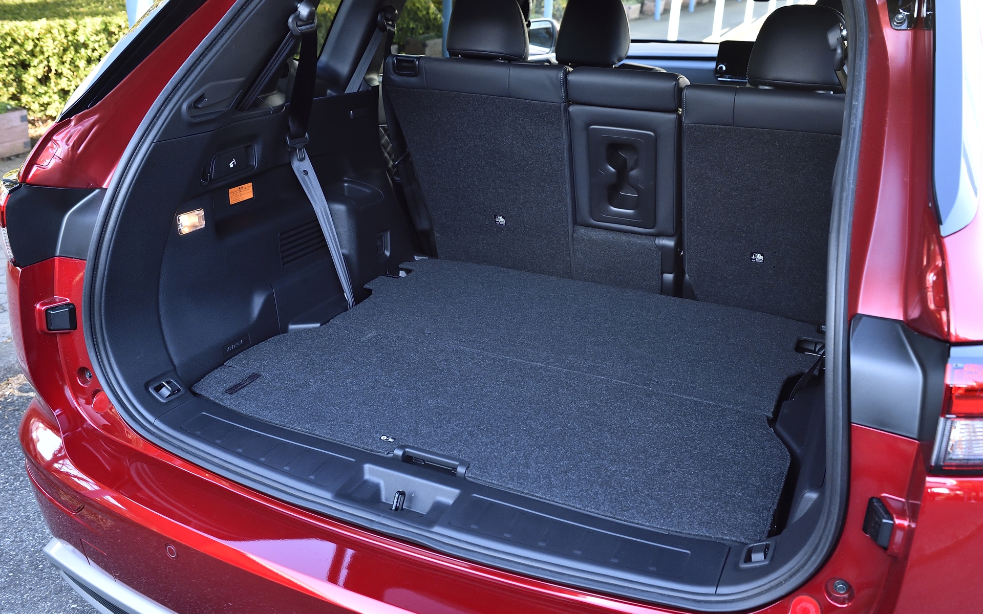 ラゲッジ容量は3列目使用時は258～284L、3列目収納時は634～646L、2・3列目収納時は1373～1390L