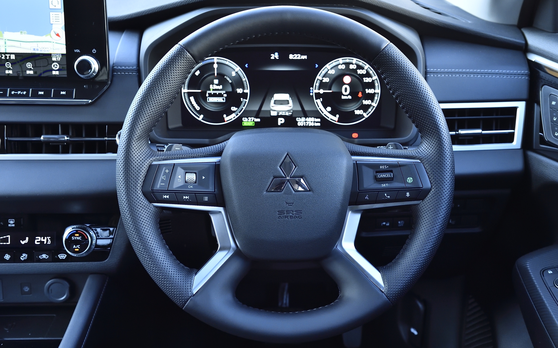 インテリアでは走行時の車体姿勢の変化をつかみやすい水平基調で力強い造形のインストルメントパネル「HORIZONTAL AXIS（ホリゾンタル・アクシス）」を進化させて採用し、芯が通った力強さと開放感を表現。居住空間については全幅および室内幅の拡大によってフロントシートのカップルディスタンスを広げ、ホイールベースの延長によりクラストップレベルのフロントシートとセカンドシートの足下スペースを確保するなど、広々としたゆとりある居住空間を実現した