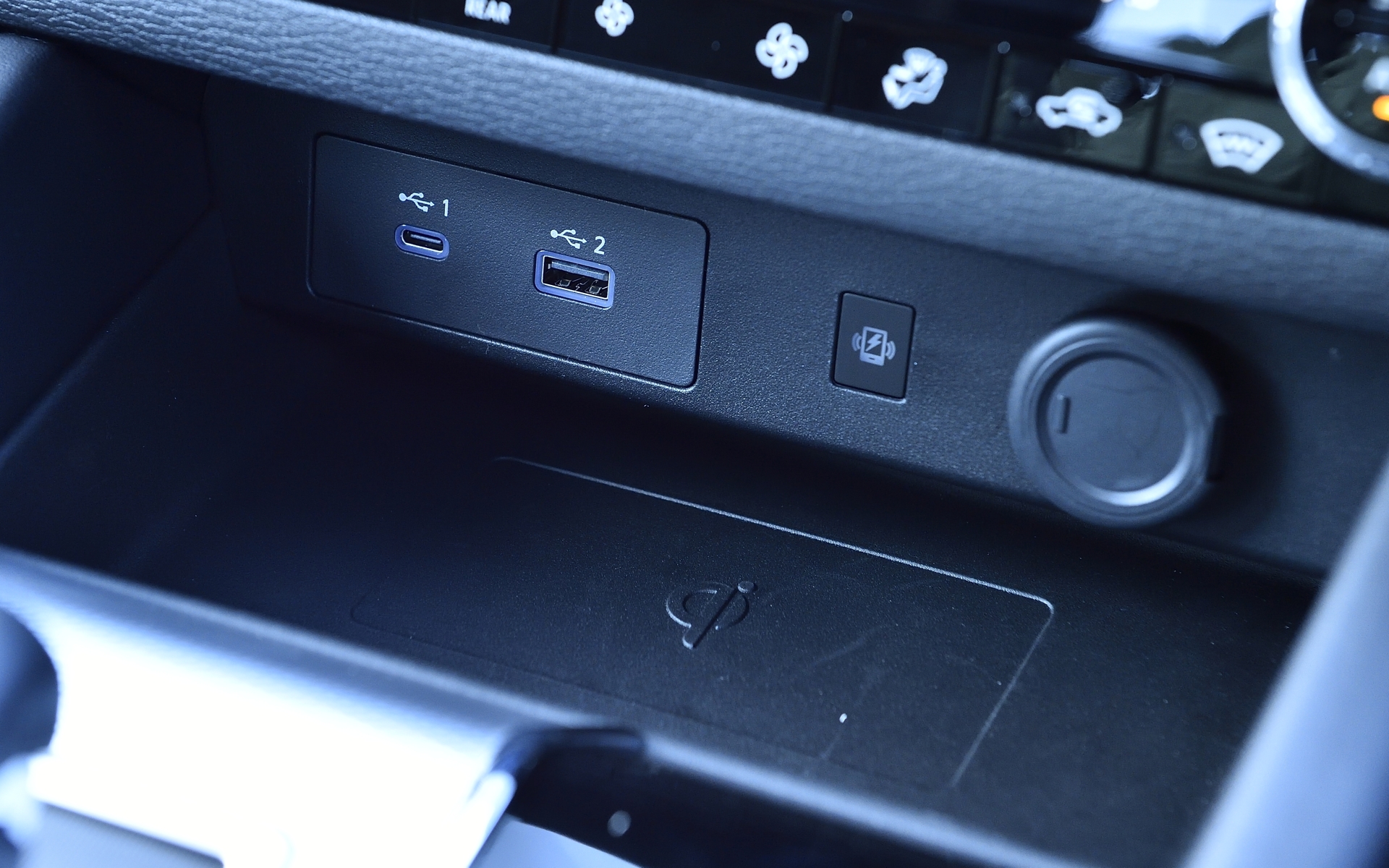 インテリアでは走行時の車体姿勢の変化をつかみやすい水平基調で力強い造形のインストルメントパネル「HORIZONTAL AXIS（ホリゾンタル・アクシス）」を進化させて採用し、芯が通った力強さと開放感を表現。居住空間については全幅および室内幅の拡大によってフロントシートのカップルディスタンスを広げ、ホイールベースの延長によりクラストップレベルのフロントシートとセカンドシートの足下スペースを確保するなど、広々としたゆとりある居住空間を実現した