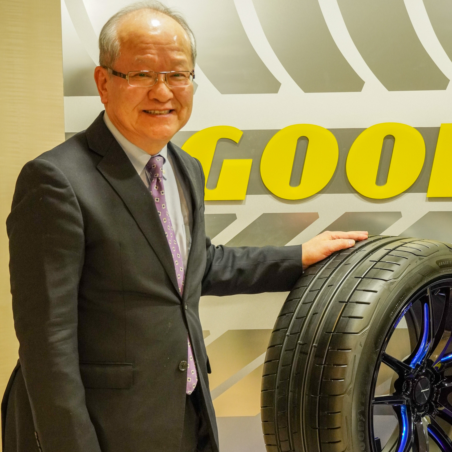 「イーグル エフワン スーパースポーツはレース活動に裏付けられた、自信を持ってお勧めできる商品」と語った金原社長