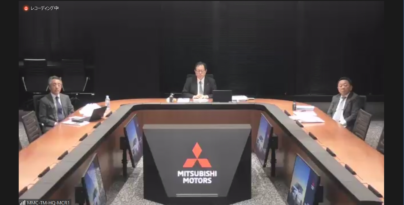 質疑応答では池谷氏（写真中央）に加え、三菱自動車工業株式会社 代表執行役副社長 長岡宏氏（写真左）、三菱自動車工業株式会社 代表執行役副社長 矢田部陽一郎氏（写真右）が記者からの質問に答えた