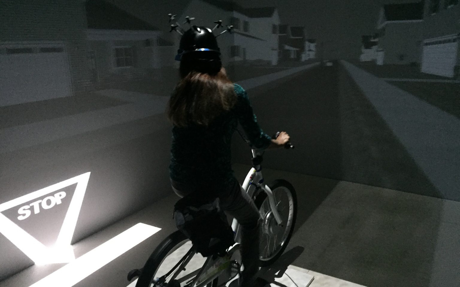 路面に警告アイコンを投影することで車両の接近を歩行者や自転車乗りに知らせる