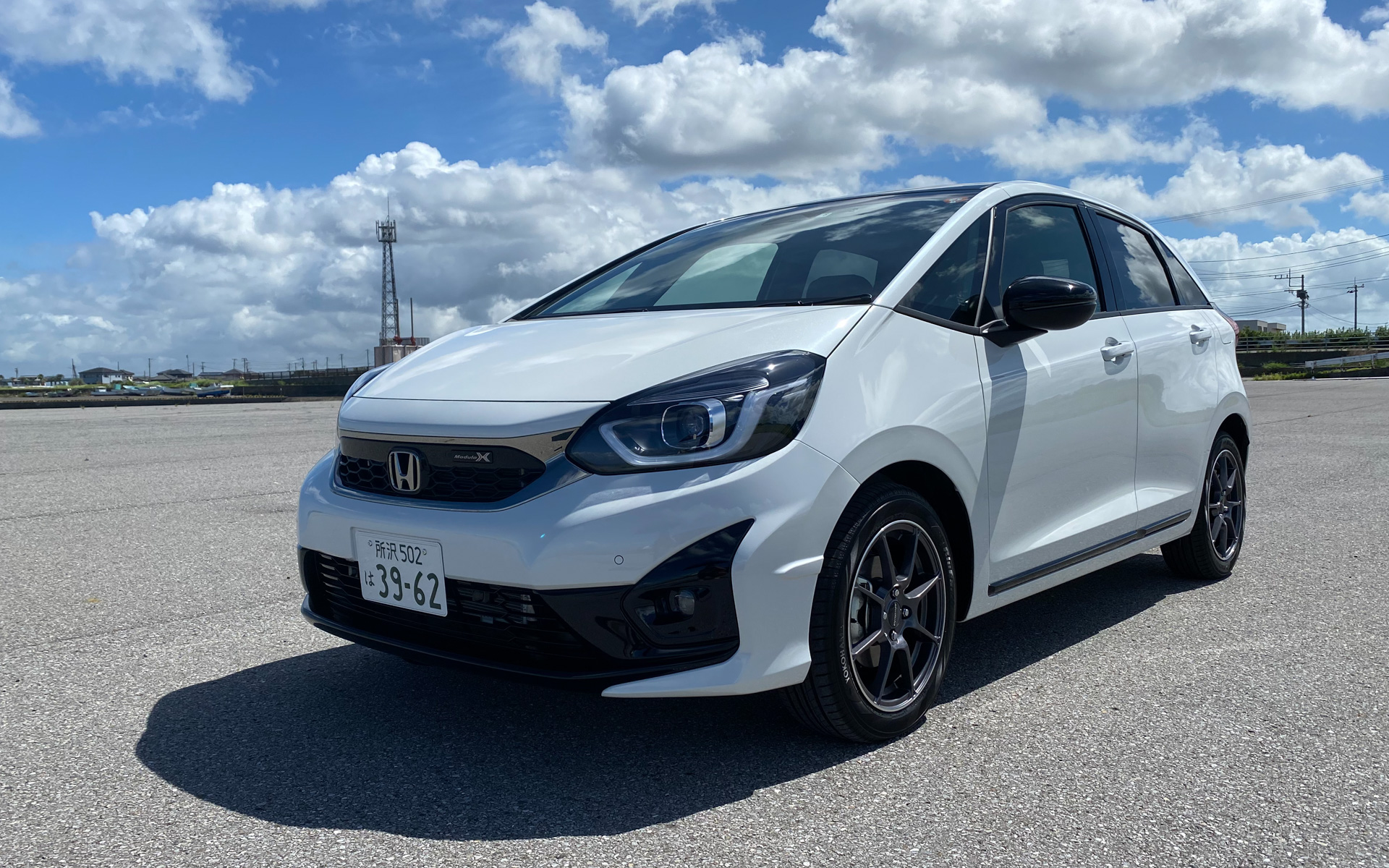 フィットの運転席は、広大なパノラマ視界とシート調整のしやすさで、リラックスした運転ポジションが取りやすいなと感じます。コンパクトクラスだと、長身の人は頭が天井についてしまったり、小柄な人は調整範囲が足りずにしっくりこない場合もあるので、ちゃんと確認したいところですよね