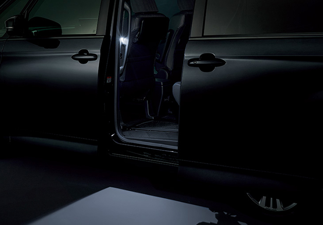 左右それぞれのスライドドアの開閉に連動してホワイトビームが足下を広角に照射し、夜間の乗降をサポートしてくれる「LEDスマートフットライト」